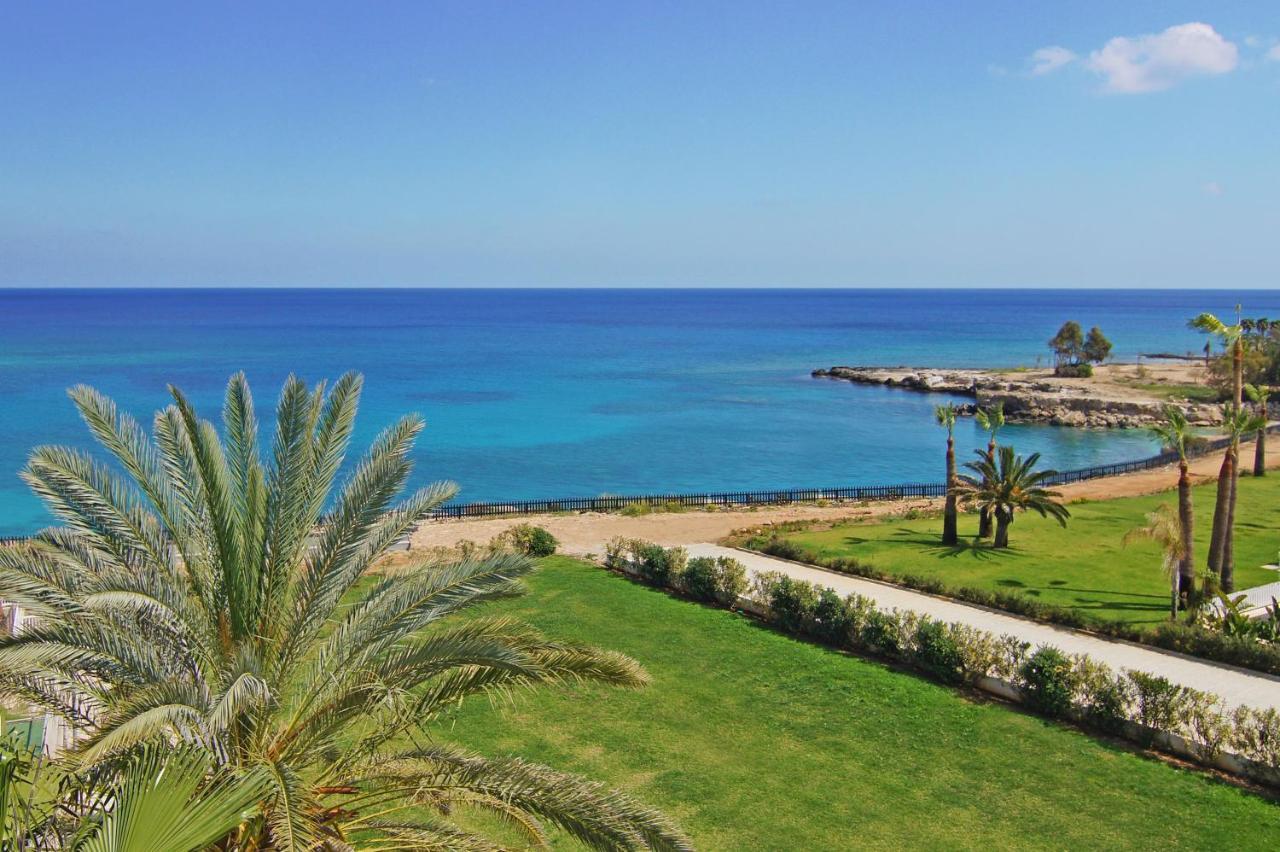 Lucile - Coralli Beachfront Apartment Paralimni Buitenkant foto
