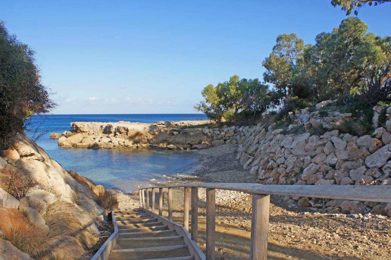 Lucile - Coralli Beachfront Apartment Paralimni Buitenkant foto