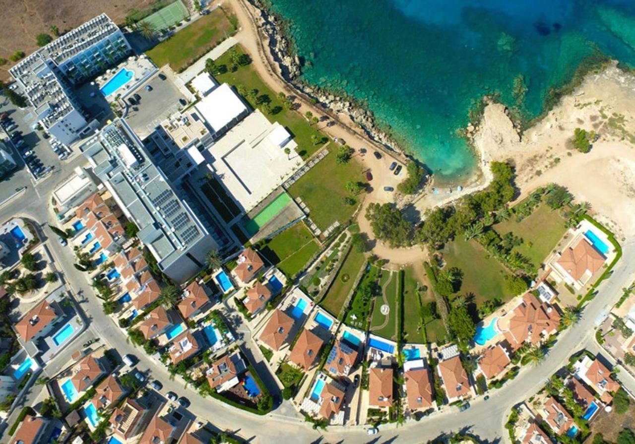 Lucile - Coralli Beachfront Apartment Paralimni Buitenkant foto
