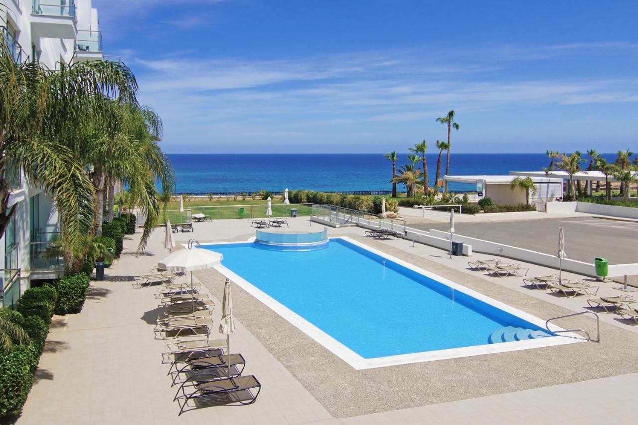 Lucile - Coralli Beachfront Apartment Paralimni Buitenkant foto