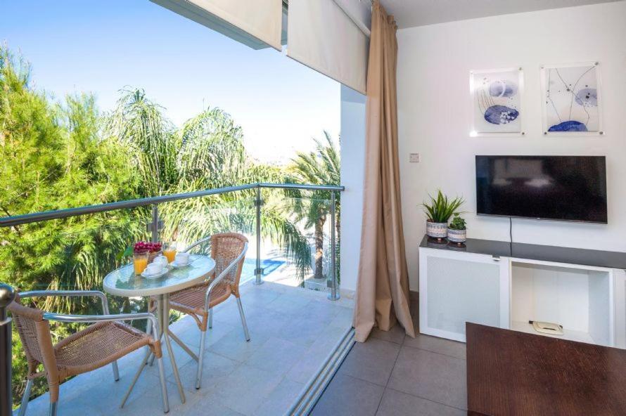Lucile - Coralli Beachfront Apartment Paralimni Buitenkant foto