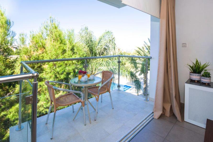 Lucile - Coralli Beachfront Apartment Paralimni Buitenkant foto