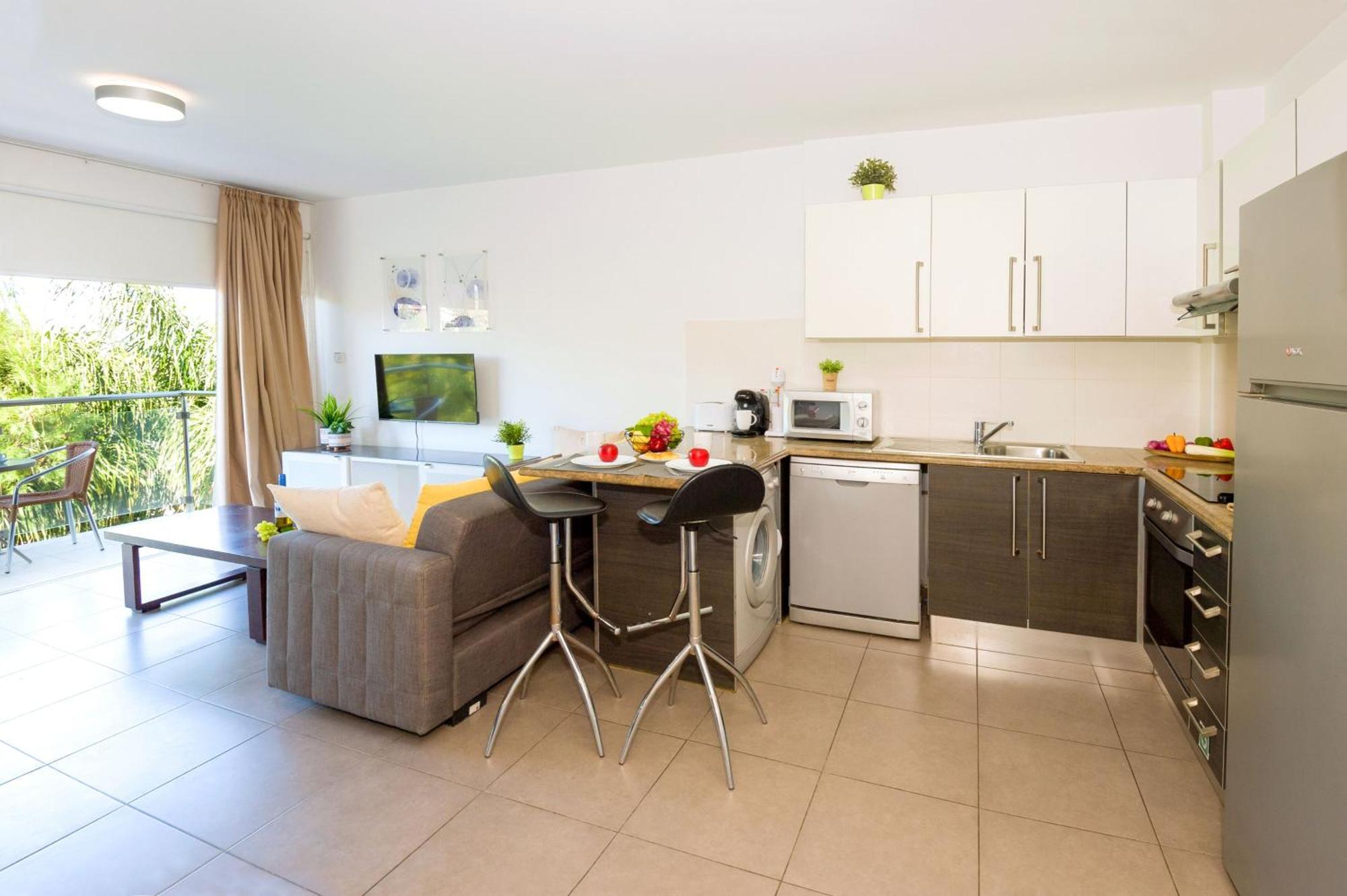 Lucile - Coralli Beachfront Apartment Paralimni Buitenkant foto
