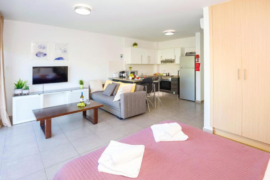 Lucile - Coralli Beachfront Apartment Paralimni Buitenkant foto