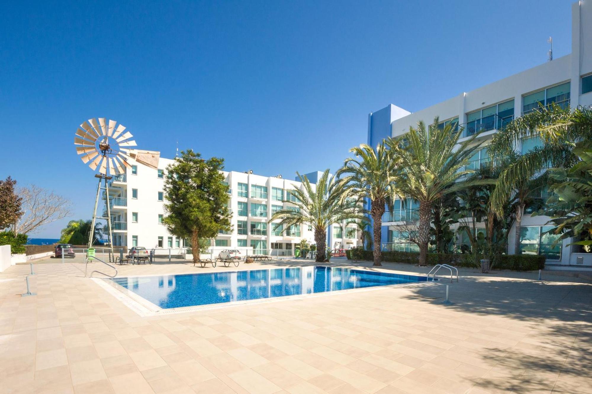 Lucile - Coralli Beachfront Apartment Paralimni Buitenkant foto