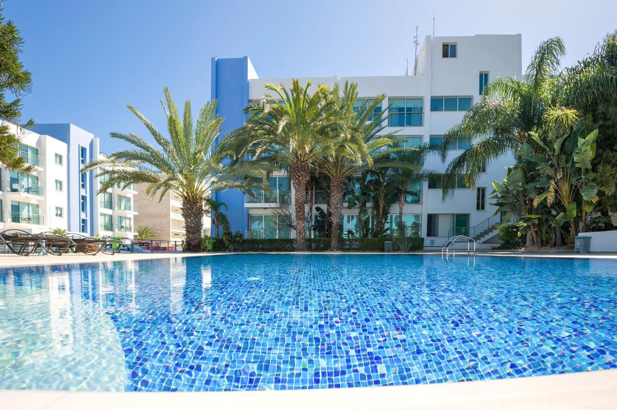 Lucile - Coralli Beachfront Apartment Paralimni Buitenkant foto
