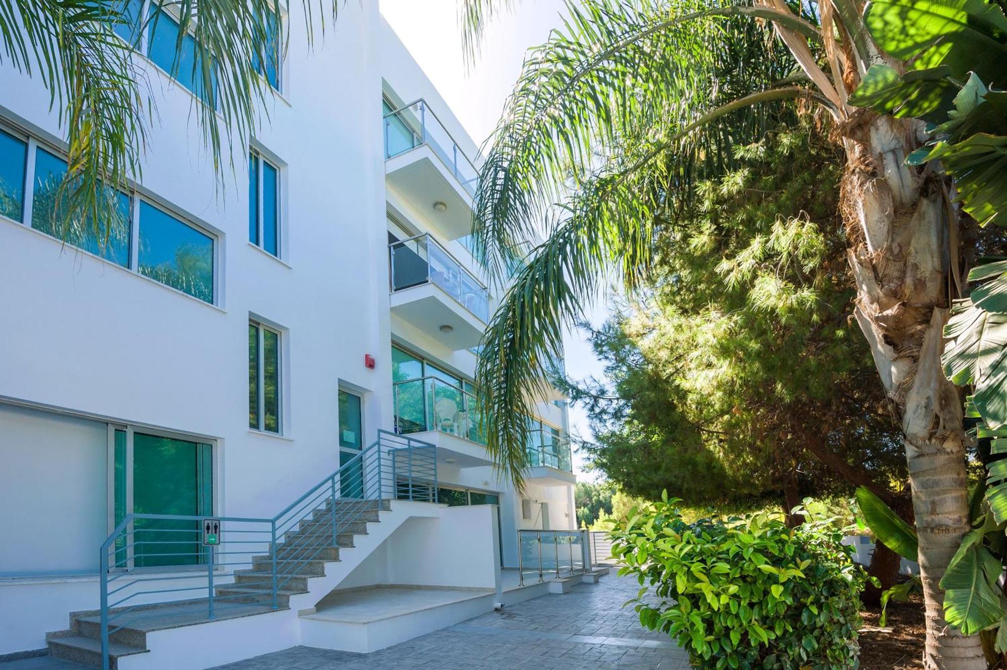 Lucile - Coralli Beachfront Apartment Paralimni Buitenkant foto