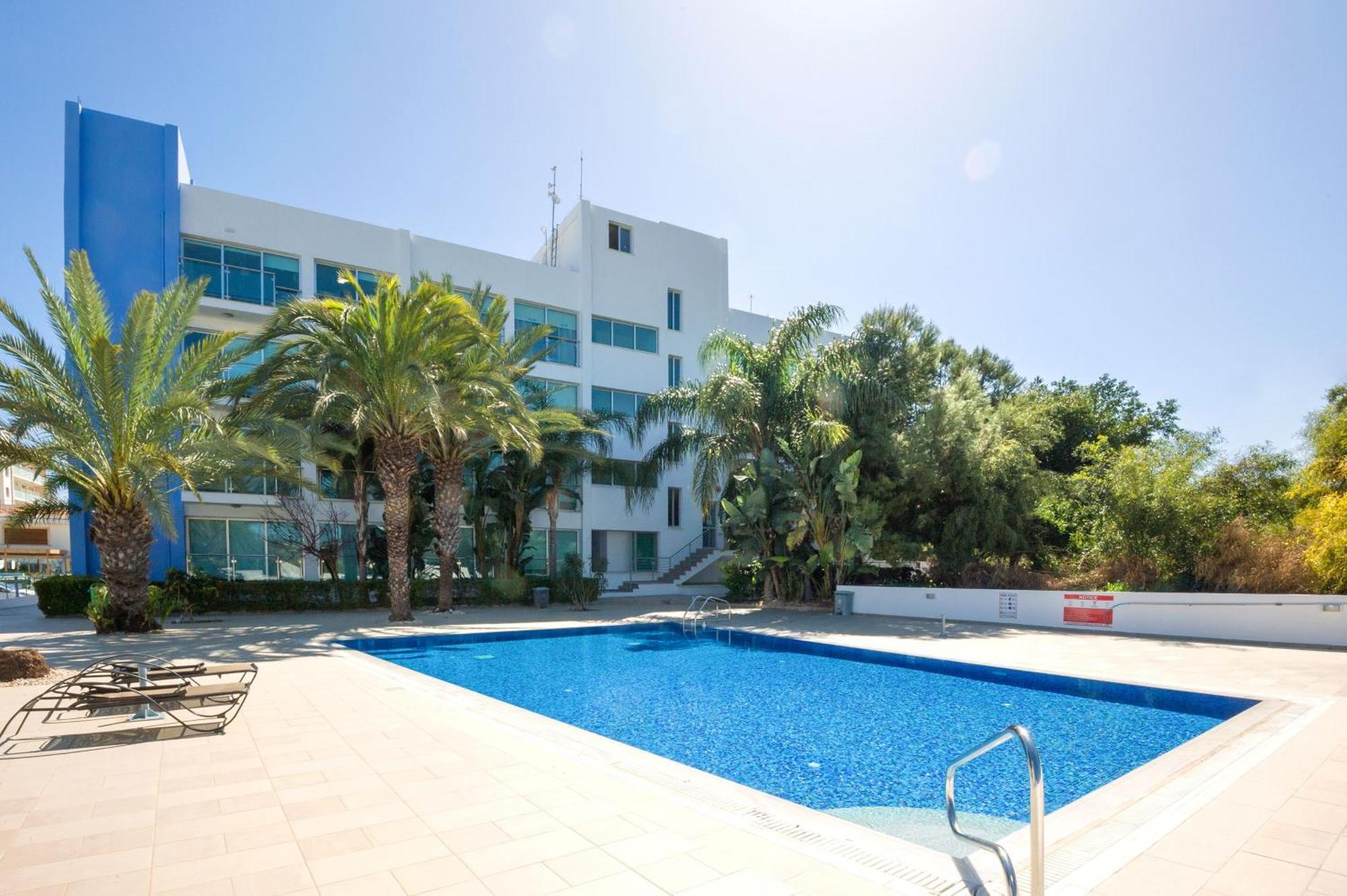 Lucile - Coralli Beachfront Apartment Paralimni Buitenkant foto