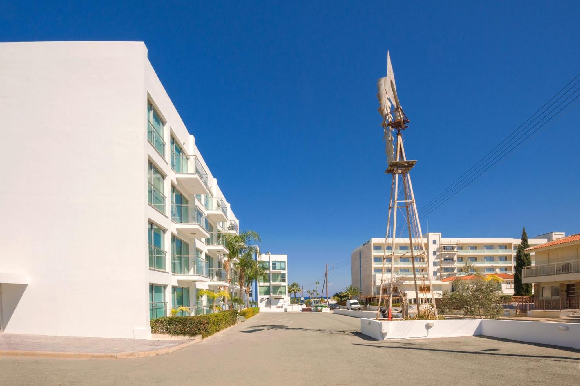 Lucile - Coralli Beachfront Apartment Paralimni Buitenkant foto